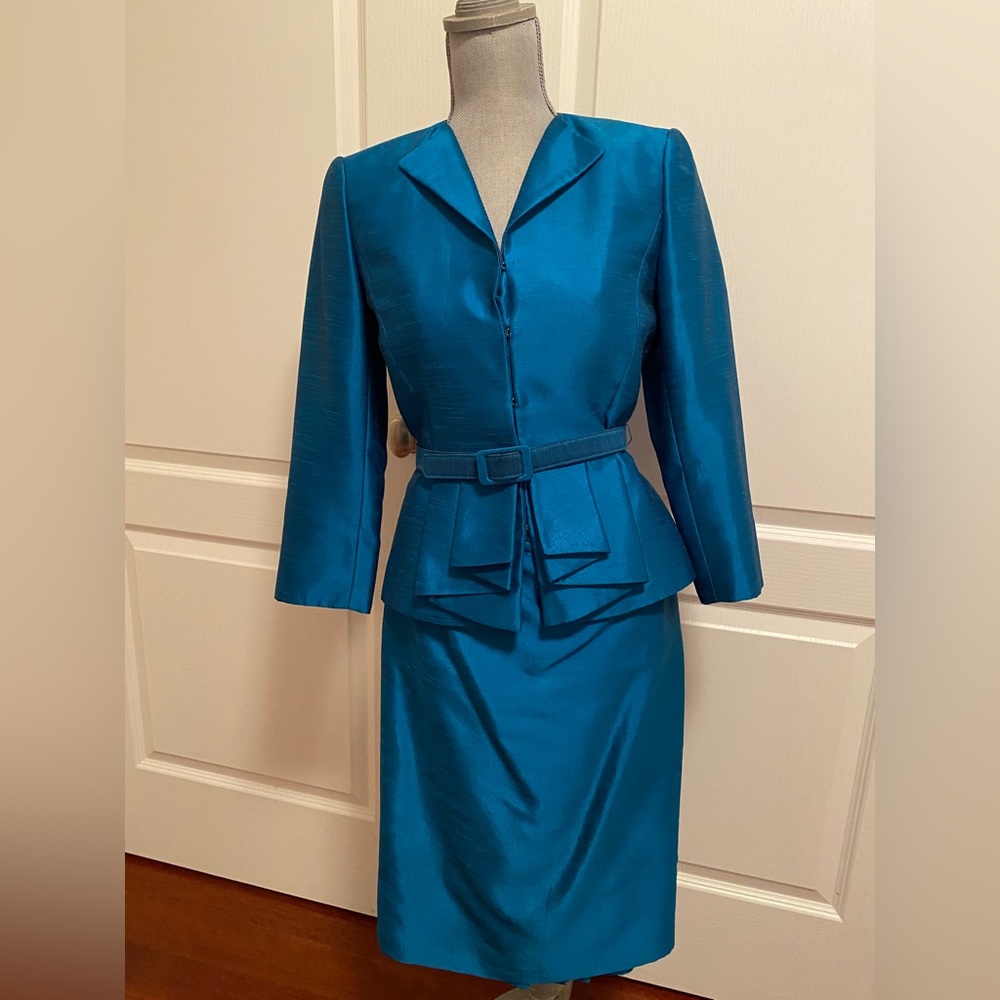 Tahari Skirt Suit - US 2 - Fitted w Pleats & belt for fitted silhouette